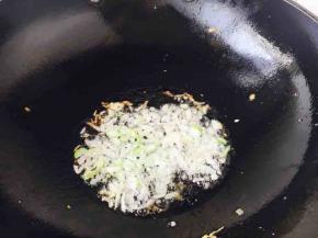 开大火置锅，锅热放适量的油，放入葱花爆香。