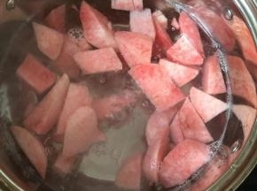 雪碧提前冷藏2小时以上，纯净水加入冰糖、桃子煮10分钟关火