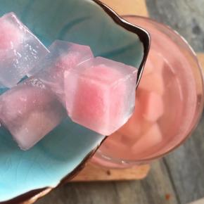 放入冷冻的桃子冰块