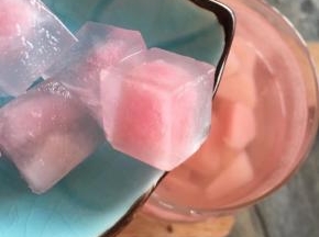 放入冷冻的桃子冰块