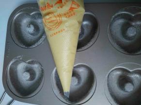 面糊装入裱花袋里
