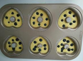 挤入7分满撒上新鲜的蓝莓