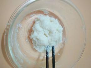 将沸水缓慢倒入预拌粉中，边倒边搅拌至无干粉状，盖保鲜膜晾凉