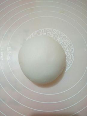 将晾凉的面团一定要揉光滑，富有弹性