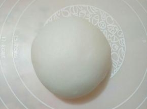 将晾凉的面团一定要揉光滑，富有弹性