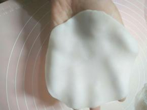 取一面团，擀成中间厚、四周薄的面皮