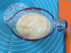 1. 先用100克的温水和5克的白砂糖把酵母酵化，这一步也可以先测试酵母的活跃性