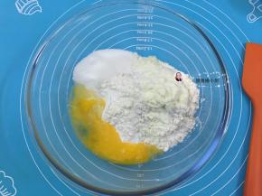 2. 除了黄油和剩余的40克水，所有材料全部投入料理碗中，将其拌匀
