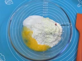 2. 除了黄油和剩余的40克水，所有材料全部投入料理碗中，将其拌匀