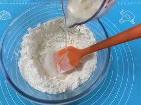 3. 把酵化好的酵母水全部倒进面粉中，再将剩余的水再加入面粉中，因为面粉的吸水量是不同的