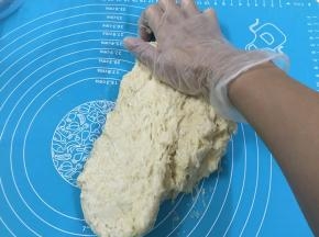 4. 刚开始的面团会很粘，揉面团时可用塑料刮板进行辅助，可以帮助我们把粘在案板上的面团铲下来