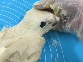 5. 手揉面团揉，像洗衣服的动作，向前搓再收回来，就是来回搓，这时候面团会粘手，表面也很不光滑，没关系这个时候继续揉，不要去加面粉，揉到有廷展性，拉开的面团破洞形成齿状