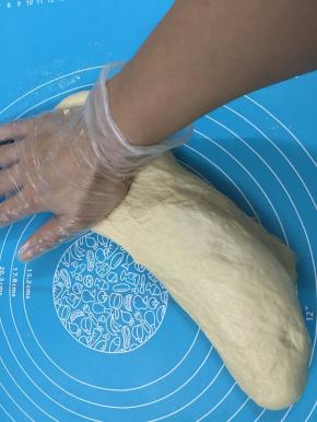 7. 但是随着揉面的进行，黄油渐渐就会被面团吸收了，坚持揉下去，面团又变得光滑而充满弹性