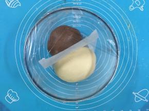 9. 这时称面团总量，取一半面团出来加上可可粉，揉均匀，放进料理碗，包上保鲜膜