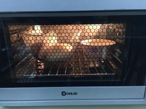 10. 烤箱水放入一碗温水，把面团放进烤箱发酵，把功能调至发酵区域，时间定为35分钟