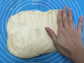 11. 发酵好的面团了进行排气