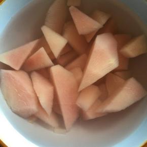 剩下的桃子及水放冰箱冷藏2小时以上