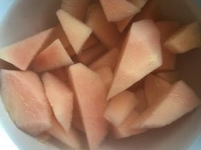 剩下的桃子及水放冰箱冷藏2小时以上