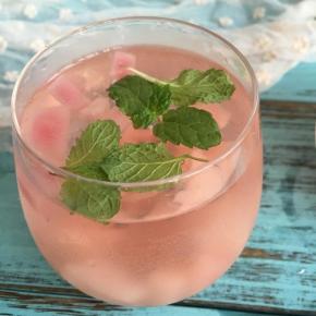 放入薄荷叶，汽泡桃子水就做好了