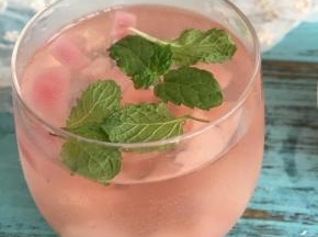 放入薄荷叶，汽泡桃子水就做好了