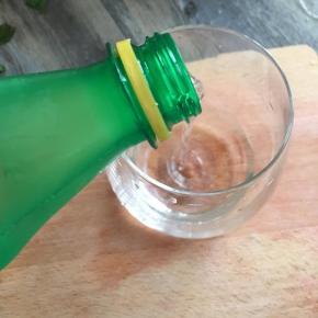 先倒入杯子里一半雪碧