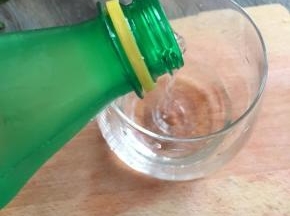 先倒入杯子里一半雪碧