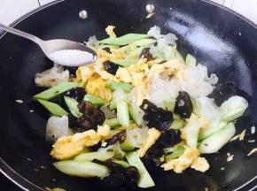 放少许盐调味，翻炒几下即可出锅盛盘。