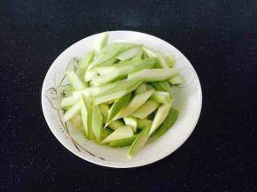 西葫芦切成1厘米左右宽，3厘米左右长的长条。