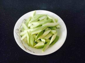 西葫芦切成1厘米左右宽，3厘米左右长的长条。