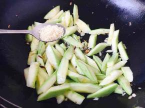 放入少许鸡精，翻炒均匀。