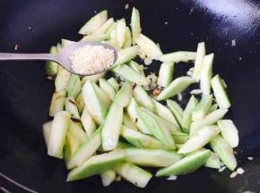 放入少许鸡精，翻炒均匀。