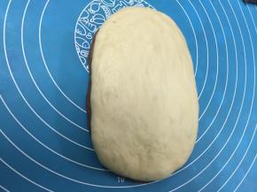 13. 把排好气得两种面团，按压成一样大小，重叠在一起