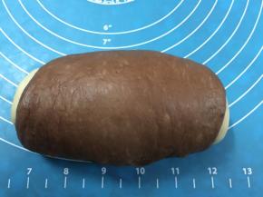 14. 再卷起，之后再称重，把面团的总数，搓成长条状分成12份