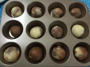 15. 分好的面团放进法焙客的12连的马芬蛋糕模中，再进行第二次的发酵
