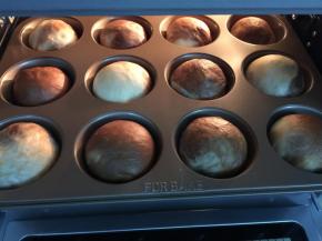 16. 发酵完毕，把面包拿出在室温中备用，烤箱进行预热，上下温160度，10分钟