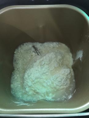 1. 把面粉和少许盐投进面包机，加入130克的沸水