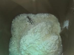 1. 把面粉和少许盐投进面包机，加入130克的沸水