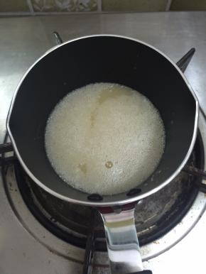 3. 这时可事先把油酥做好，食用油用小火热至出现小气泡（我这里加了一小勺的花生酱一热，花生酱我是自制的，也可不加）