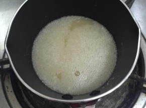 3. 这时可事先把油酥做好，食用油用小火热至出现小气泡（我这里加了一小勺的花生酱一热，花生酱我是自制的，也可不加）