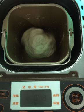 2. 启动面包机，普通和面程序15分钟