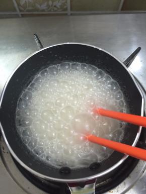 4. 热油开始冒小泡，关火把面粉倒入快速搅拌均匀