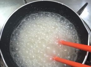 4. 热油开始冒小泡，关火把面粉倒入快速搅拌均匀