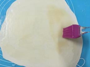 7. 把面擀开，用刷子把油酥刷到面皮上，这时可先预热烤箱，上下火190度10分钟