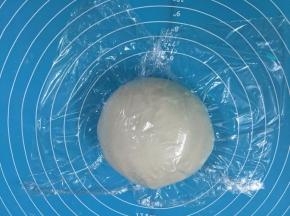 6. 和好的面醒发半个小时