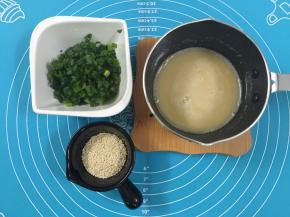 5. 葱花，熟芝麻，油酥备好