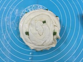 10. 折好，圈一圈，用擀面杖擀薄