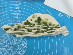 9. 码上葱花，把面皮像扇子一样的折