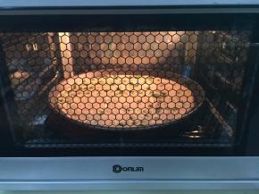 12. 送进烤箱，东菱立烤方的特点是，不用烤网，直接放在烤箱的最低层，因为低火有完美的隔热板所以不怕烤焦，上下火190度25分钟，中途记得把葱油饼翻面，烤至上色即可