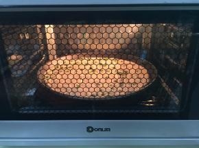 12. 送进烤箱，东菱立烤方的特点是，不用烤网，直接放在烤箱的最低层，因为低火有完美的隔热板所以不怕烤焦，上下火190度25分钟，中途记得把葱油饼翻面，烤至上色即可