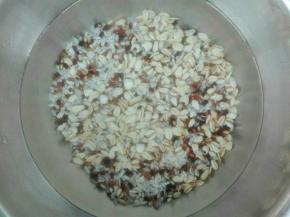 用水浸泡四个小时以上（主要因为有薏仁米）